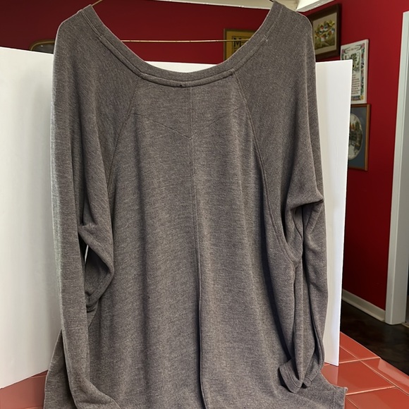 Tommy Hilfiger, sport longsleeved, gray yoga top. Size medium. - Picture 4 of 6